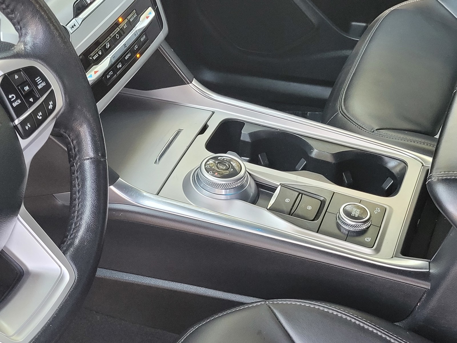 2023 Ford Explorer XLT photo 2