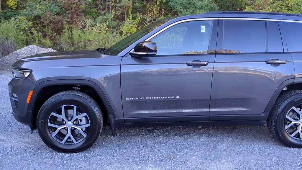 2025 Jeep Grand Cherokee Limited photo 2