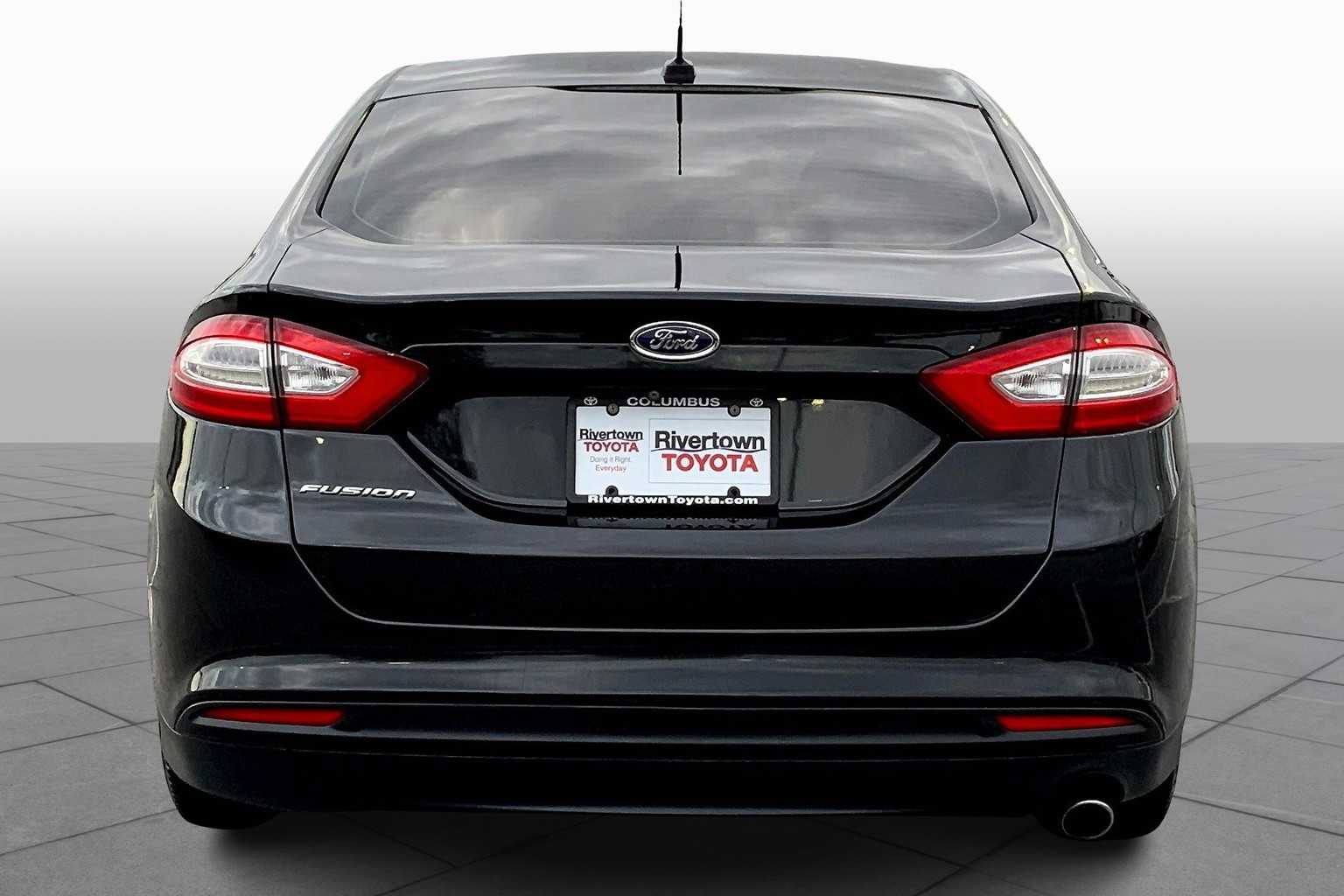 2015 Ford Fusion S photo 4
