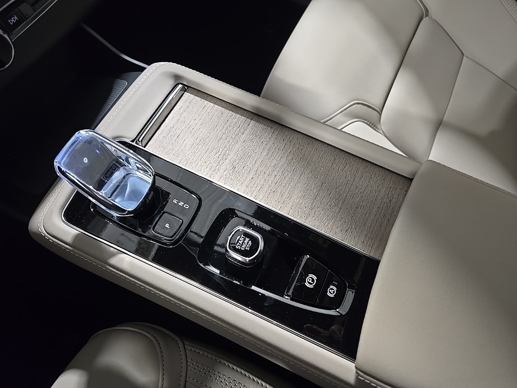 2026 Volvo XC90 B5 Plus photo 11