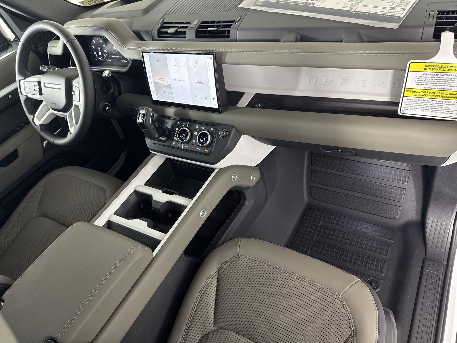2025 Land Rover Defender 110 X-Dynamic SE photo 32