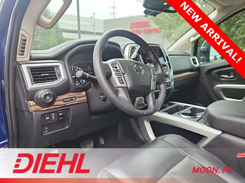 2021 Nissan Titan SL Crew Cab photo 10