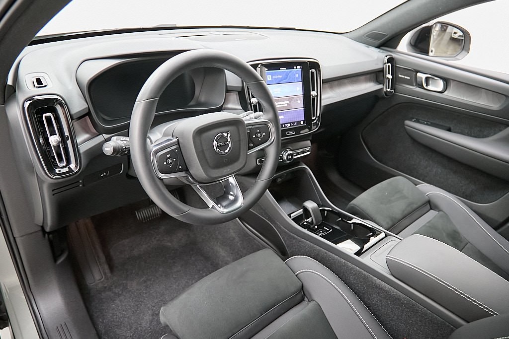 2023 VOLVO C40 - Image 11