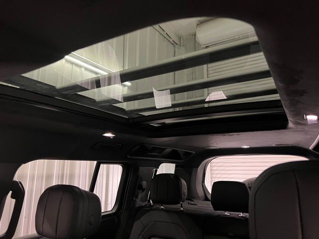 2025 Land Rover Defender 110 photo 30
