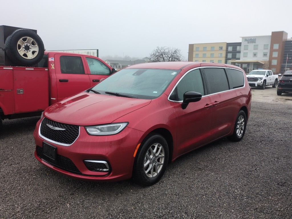 2025 Chrysler Pacifica Select's photo