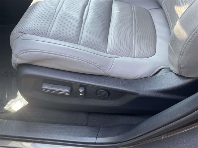 2017 Honda CR-V Touring photo 11