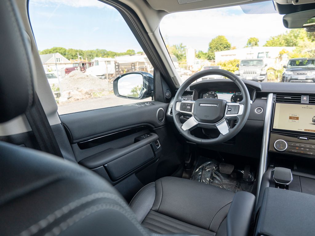 2024 Land Rover Discovery S photo 14