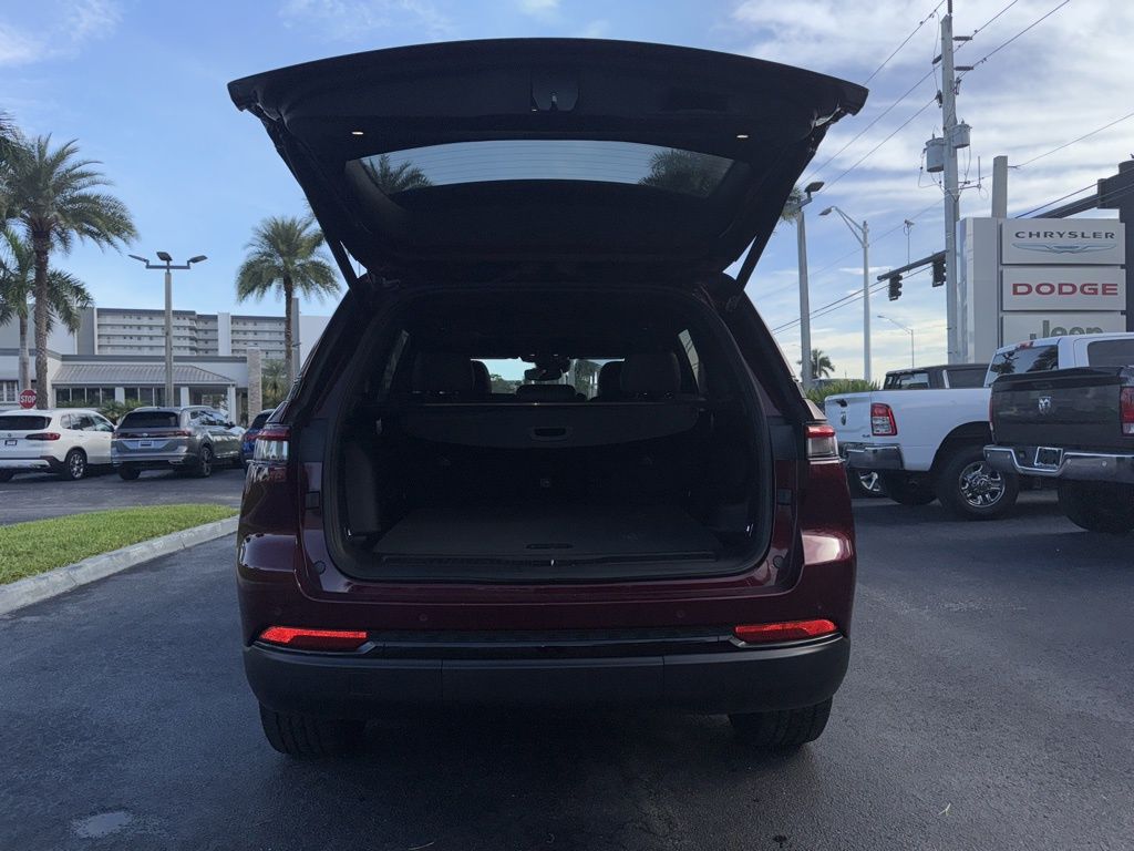 2023 Jeep Grand Cherokee Altitude photo 7