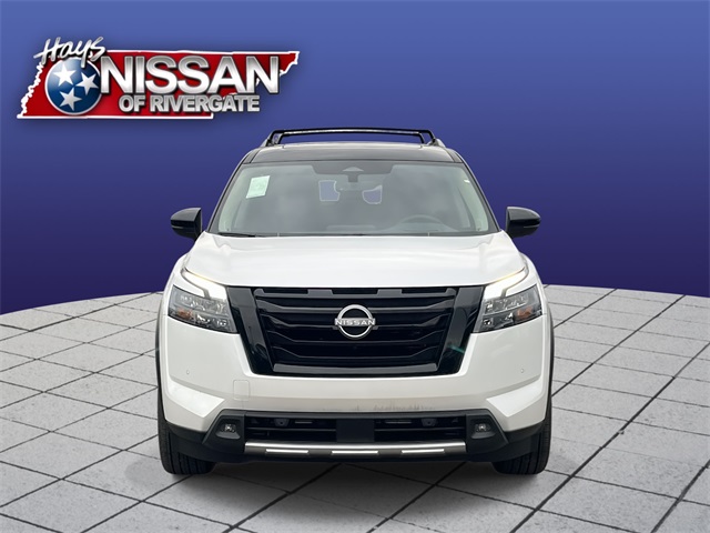 2025 Nissan Pathfinder Platinum photo 2