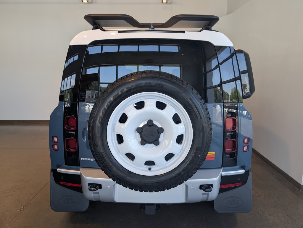 2025 Land Rover Defender 110 S photo 4
