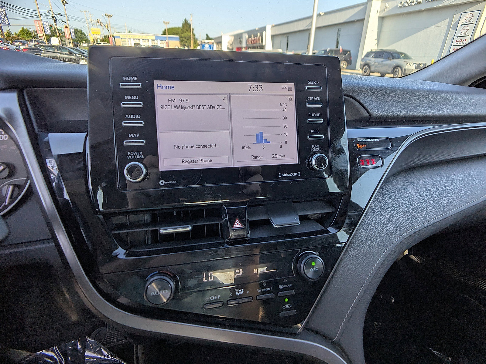 2021 Toyota Camry SE photo 8