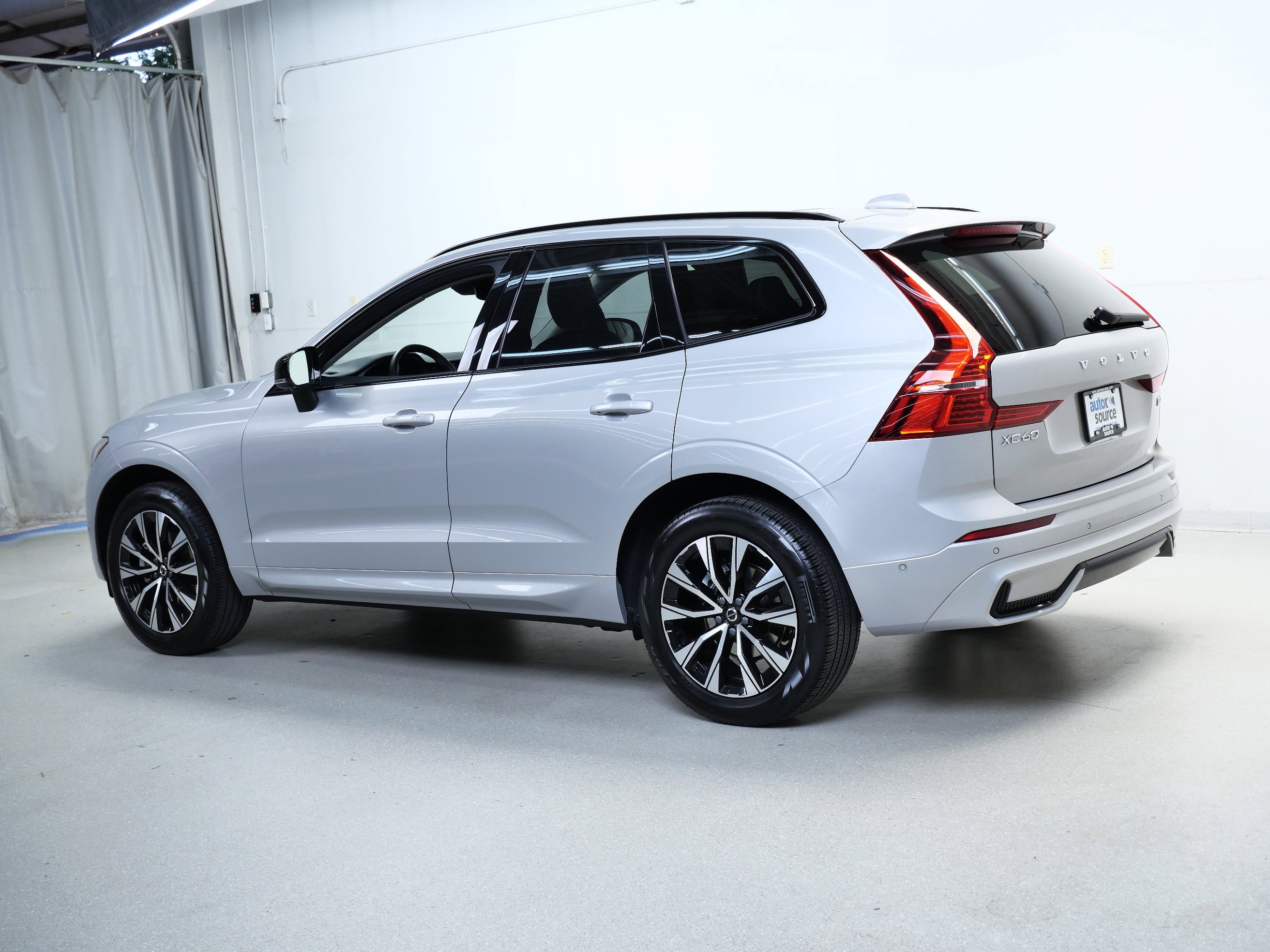 2025 Volvo XC60 Plus photo 11