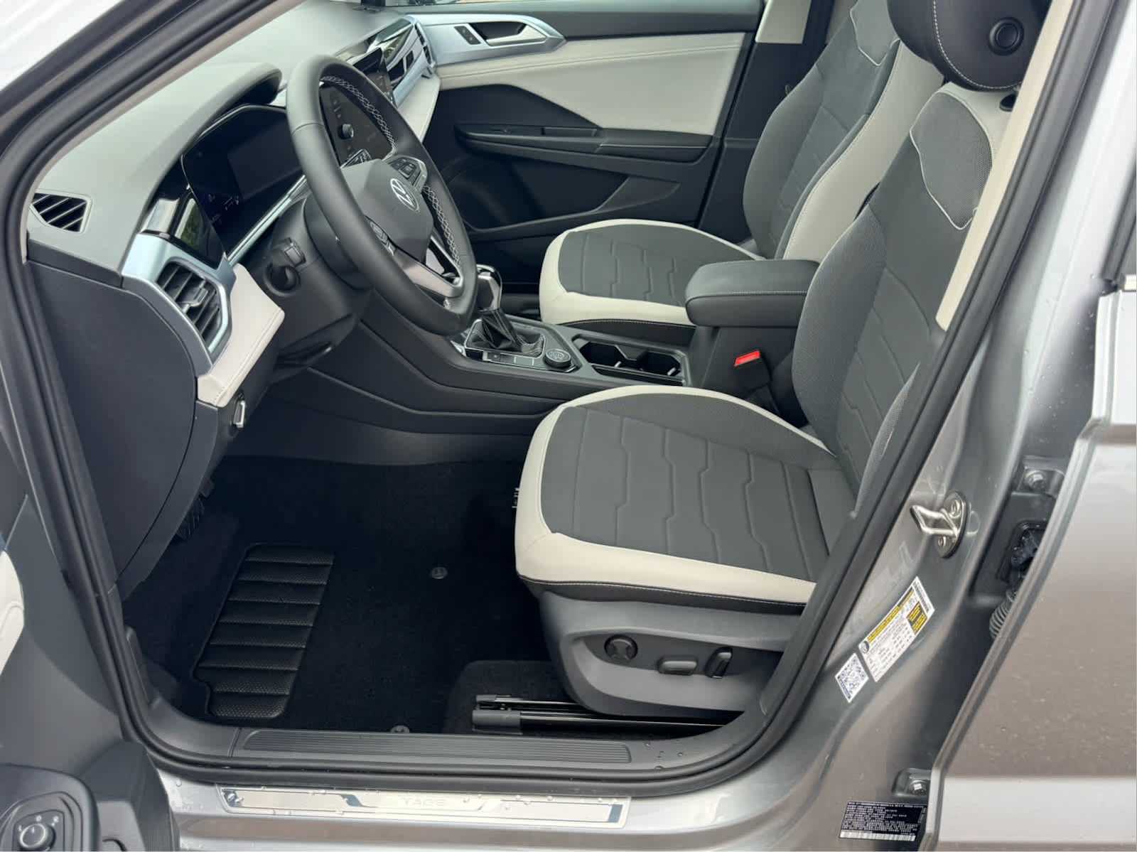 2025 Volkswagen Taos SE photo 9