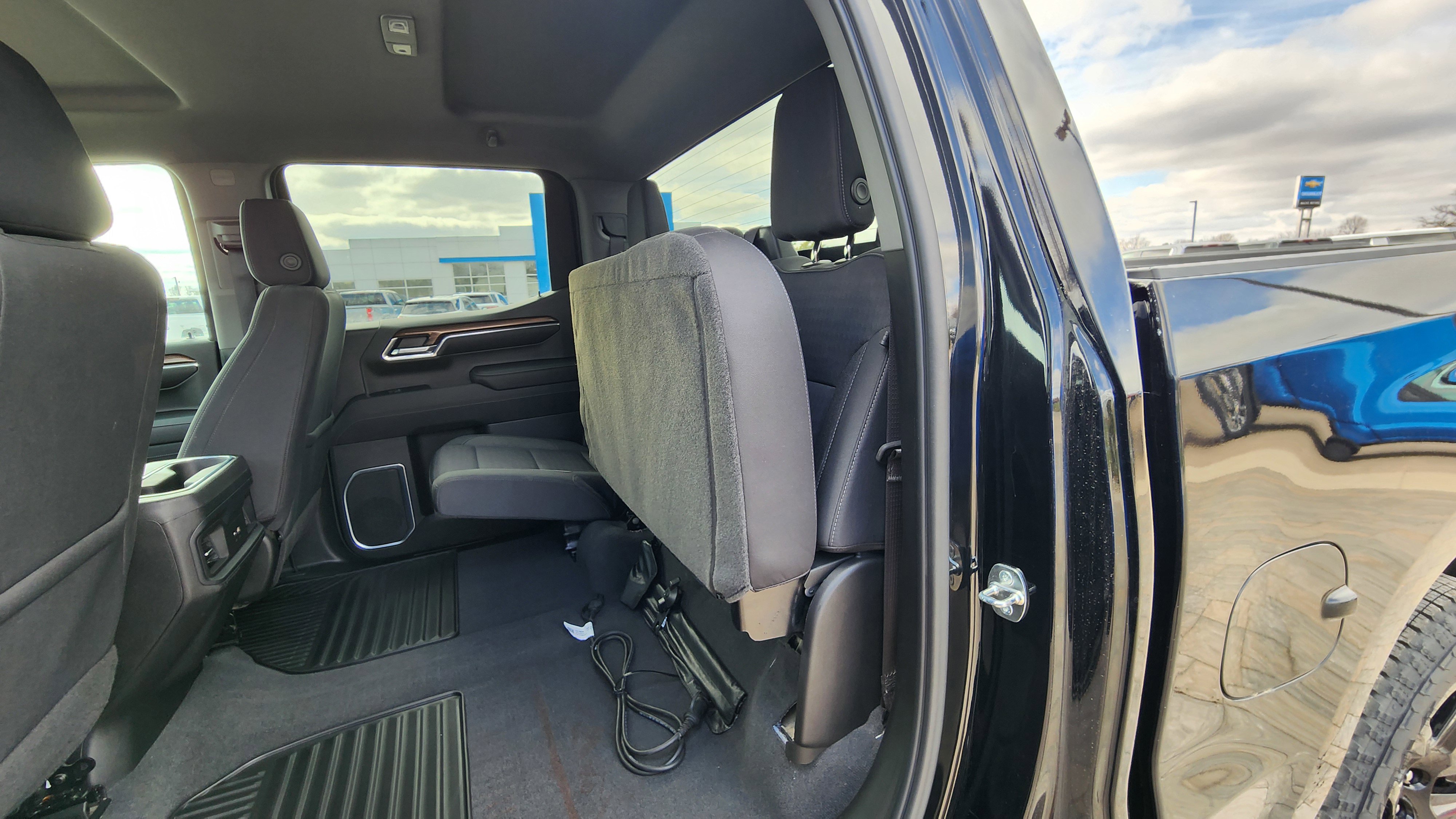 2023 Chevrolet Silverado 1500 RST photo 2