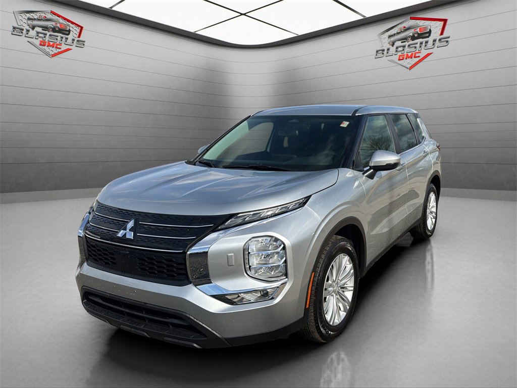 2024 Mitsubishi Outlander ES's photo