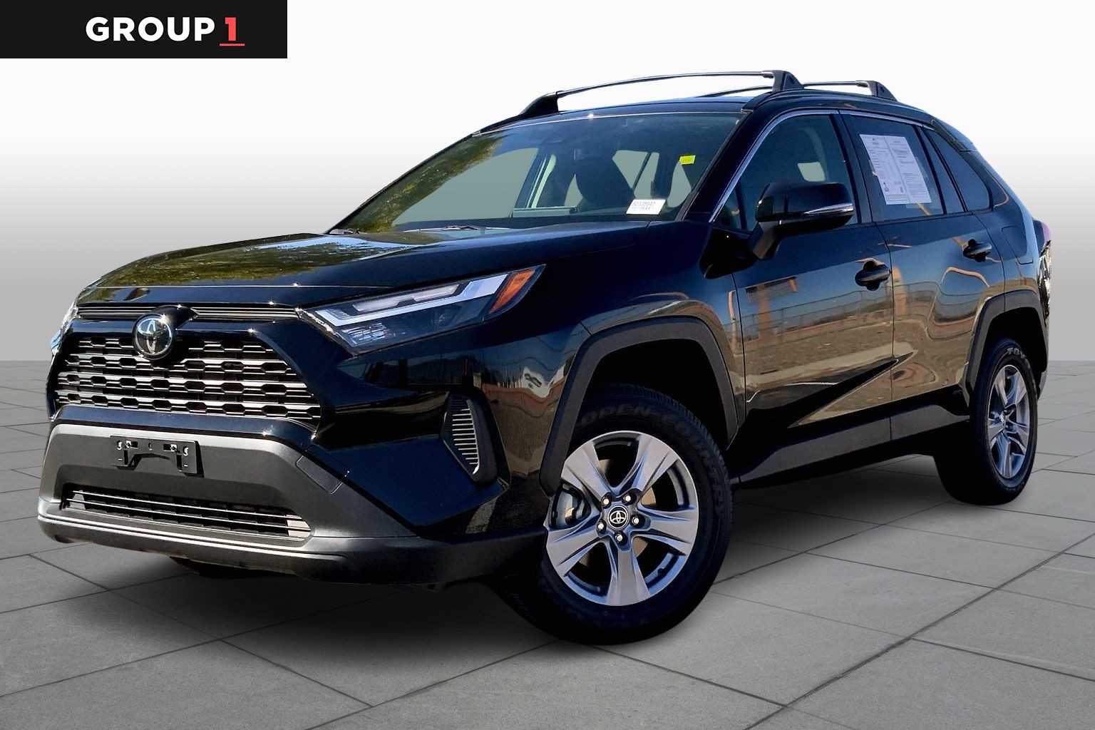 2025 Toyota RAV4 LE's photo
