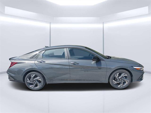 2025 Hyundai Elantra SEL Sport photo 2