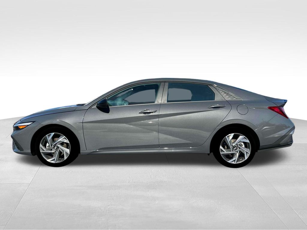 2025 Hyundai Elantra SEL Sport photo 3