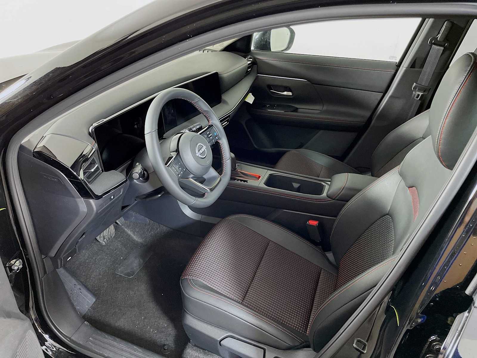 2025 Nissan Kicks SR photo 2