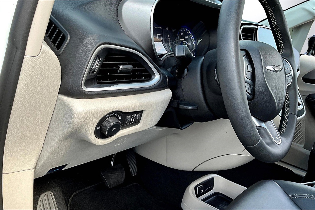 2024 Chrysler Pacifica Touring L photo 17