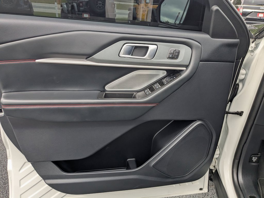 2025 Ford Explorer ST photo 8