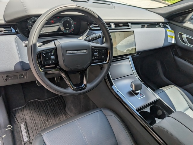 2026 Land Rover Range Rover Velar SE photo 4