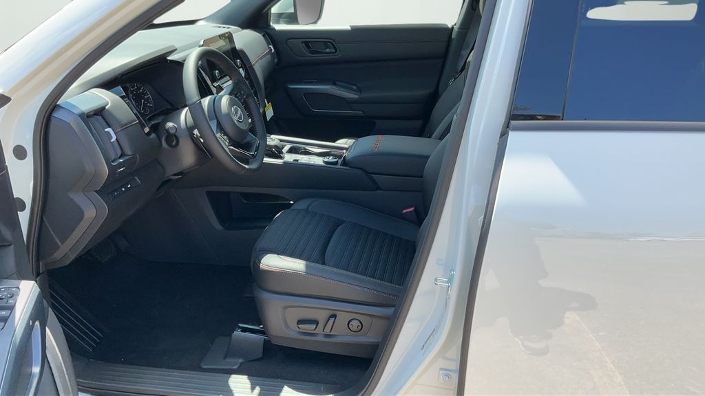 2025 Nissan Pathfinder Rock Creek photo 8