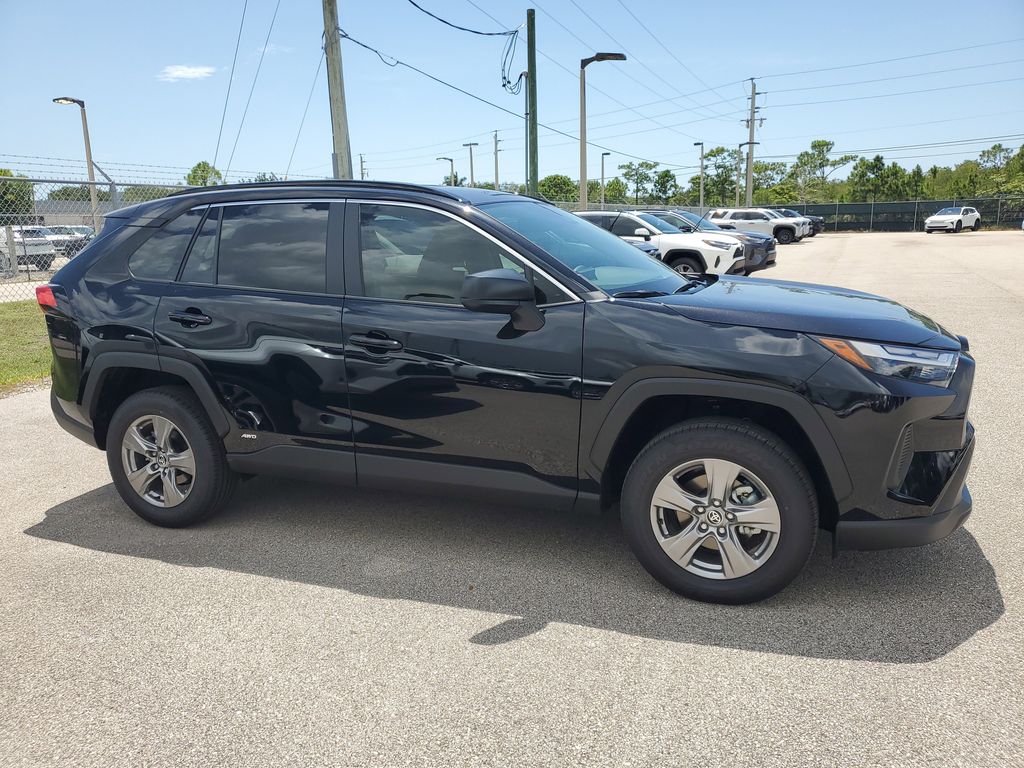 2025 Toyota RAV4 Hybrid LE photo 4