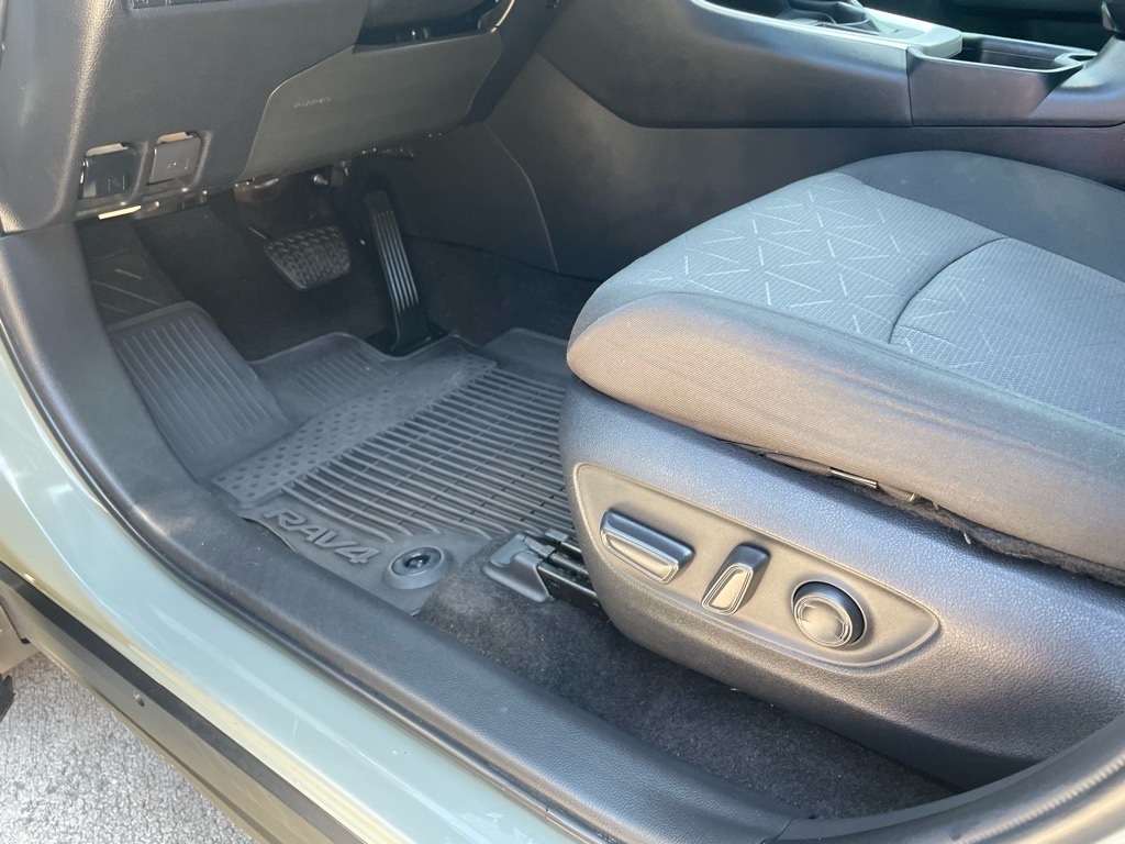 2023 Toyota RAV4 XLE photo 21