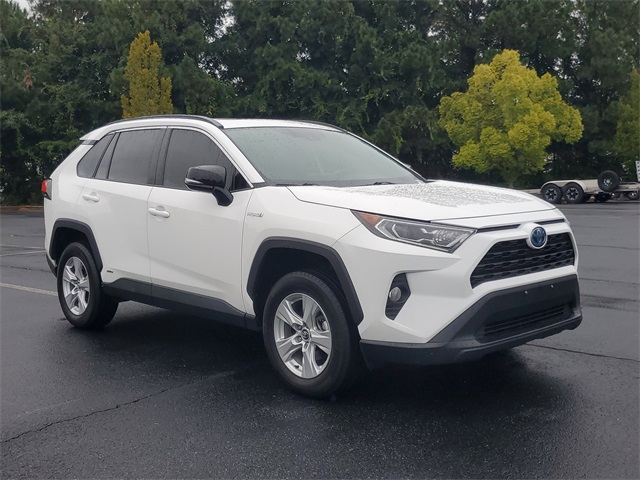 2020 Toyota RAV4 Hybrid XLE photo 3
