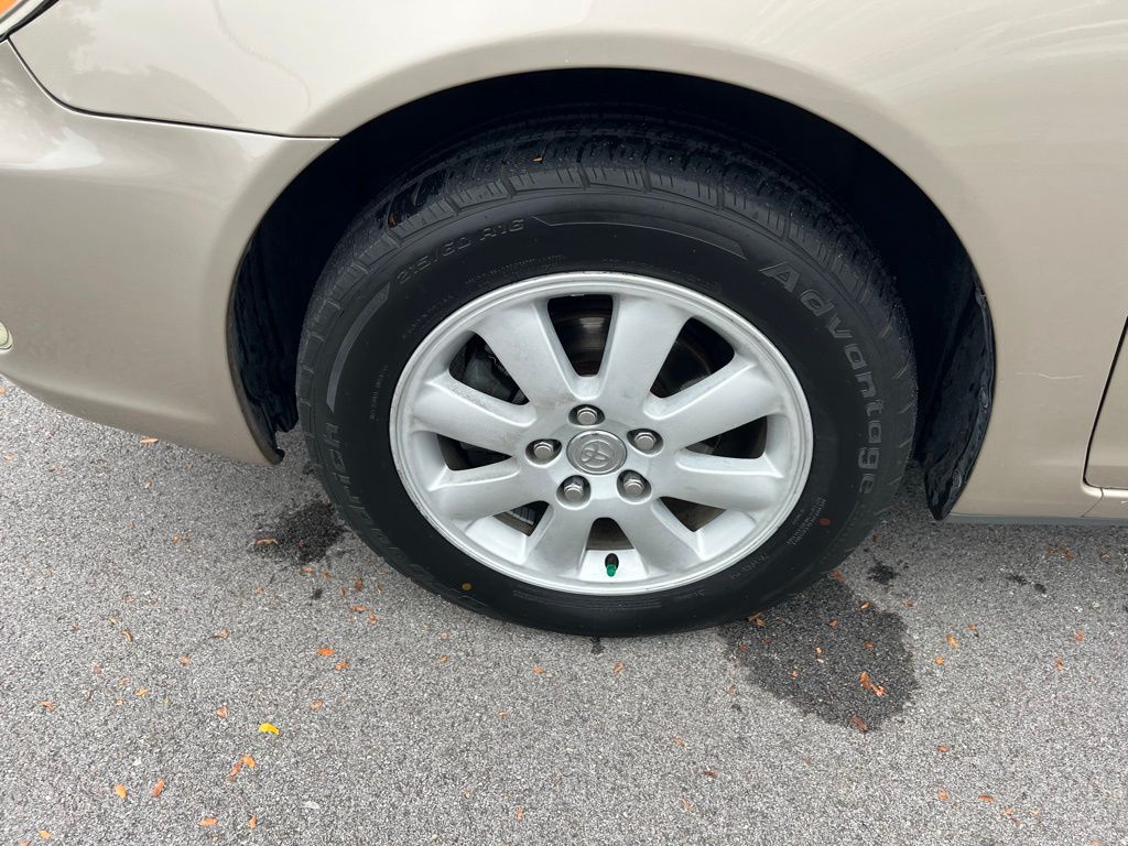 2004 Toyota Camry LE photo 11