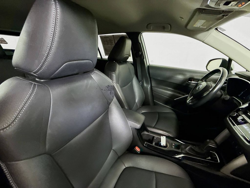 2023 Toyota Corolla Cross XLE photo 27