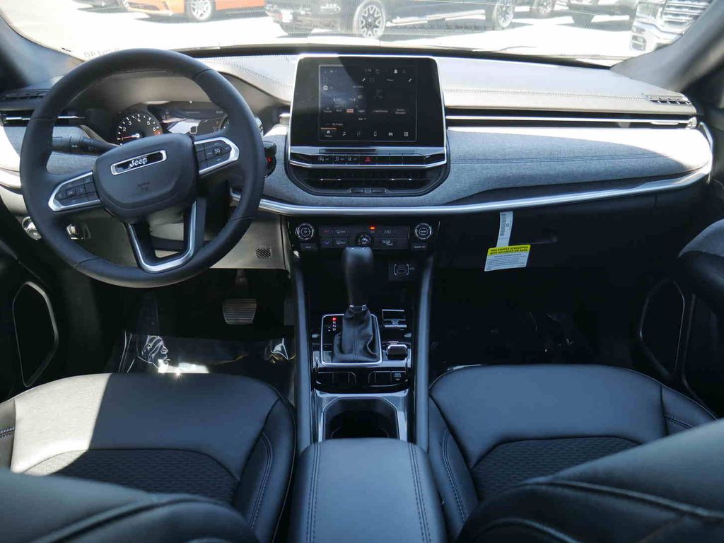 2025 Jeep Compass Latitude photo 3