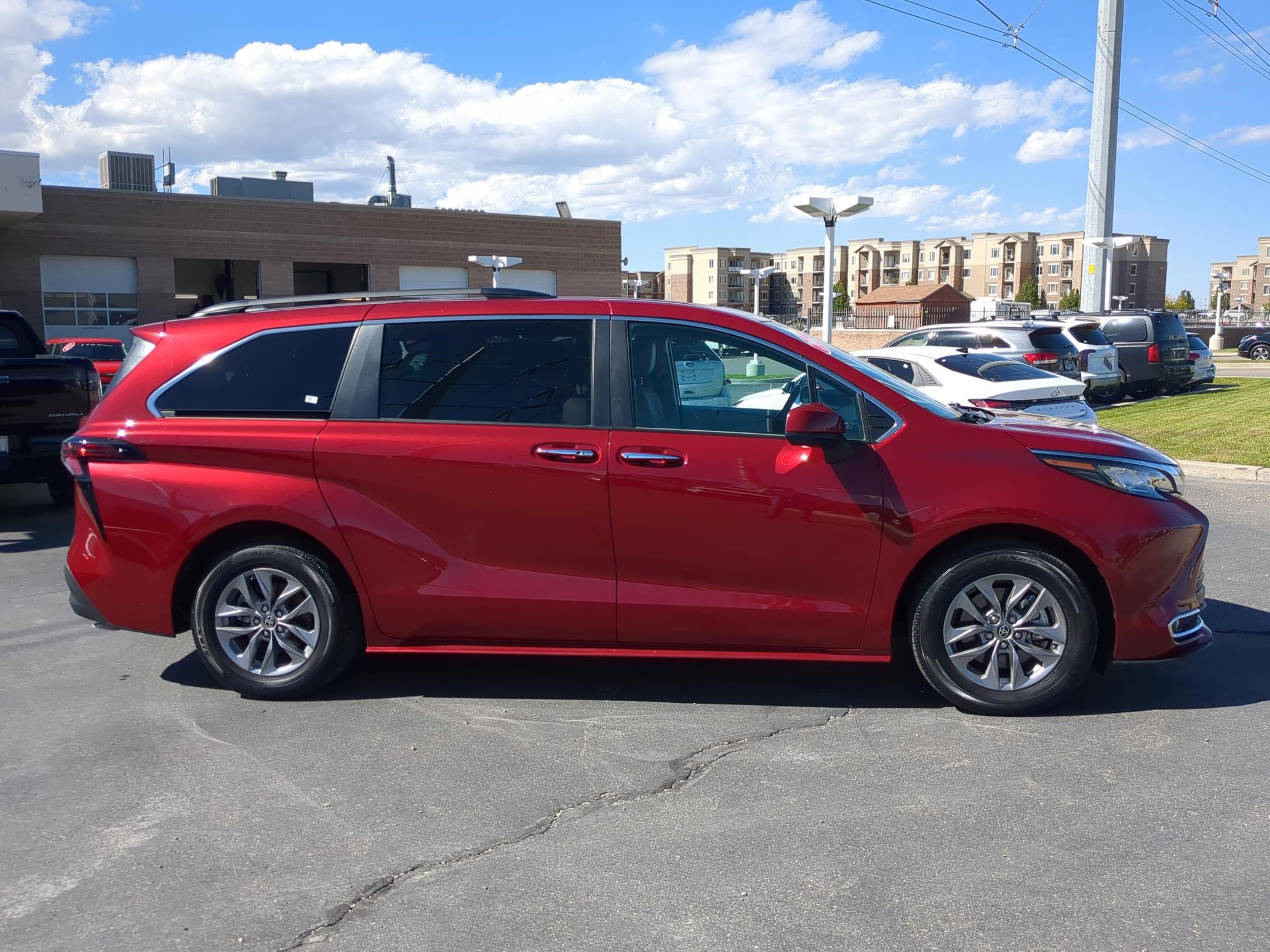 2023 Toyota Sienna XLE photo 6