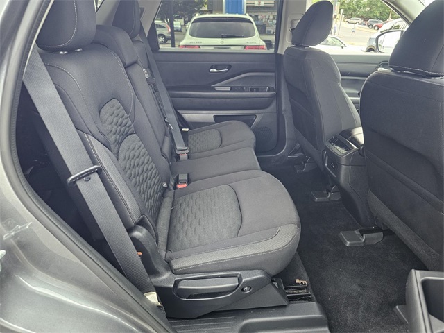 2022 Nissan Pathfinder SV photo 9