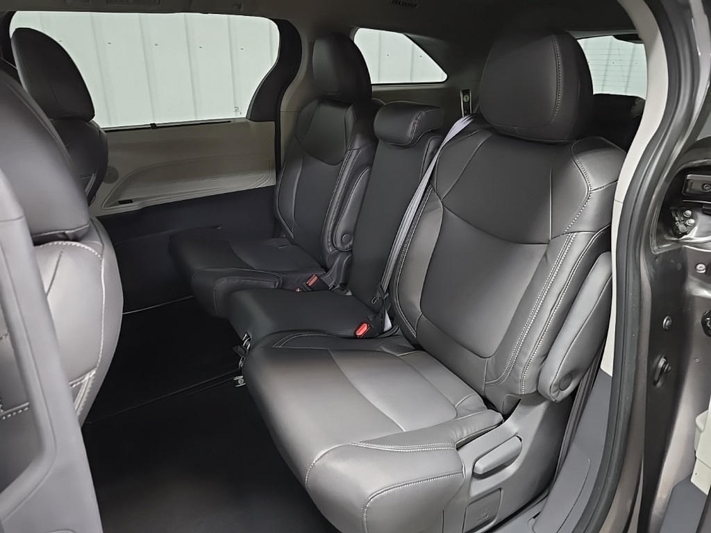 2021 Toyota Sienna LE photo 29