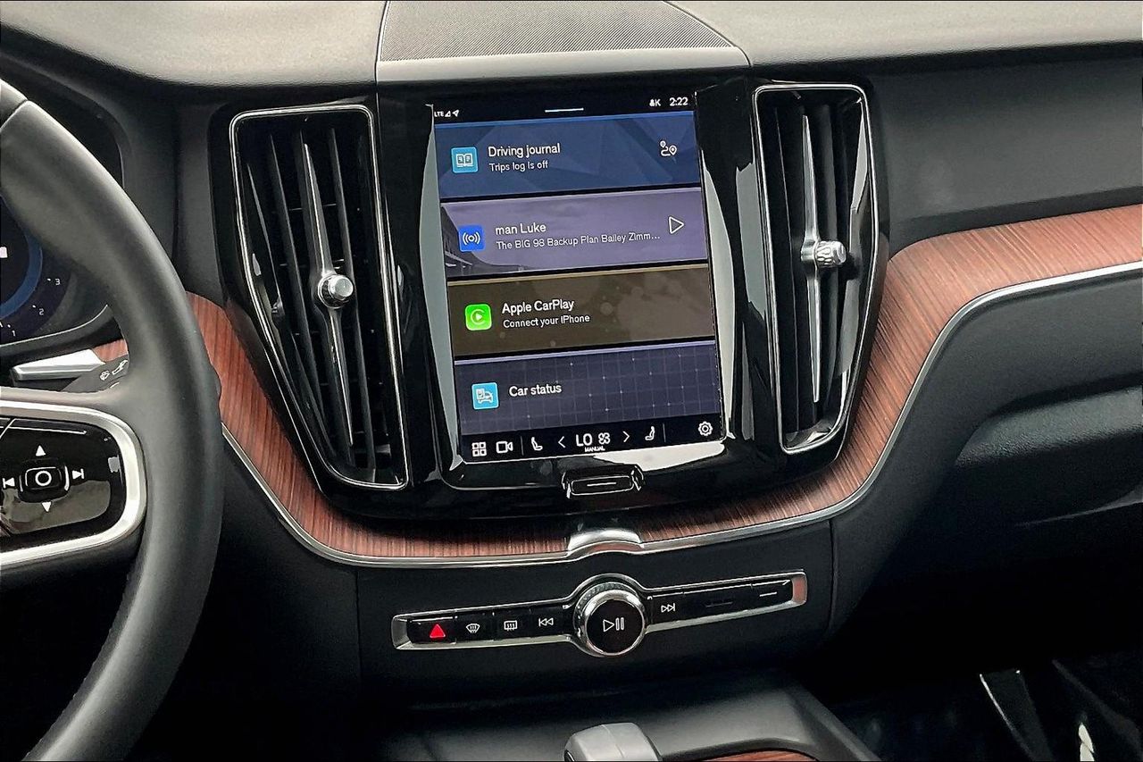 2023 Volvo XC60 B5 Plus photo 9