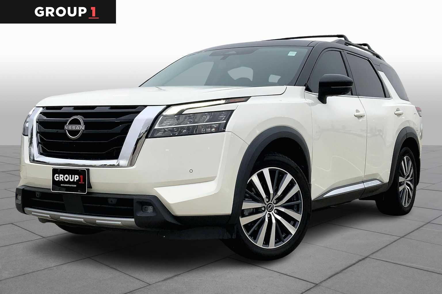 2022 Nissan Pathfinder Platinum's photo