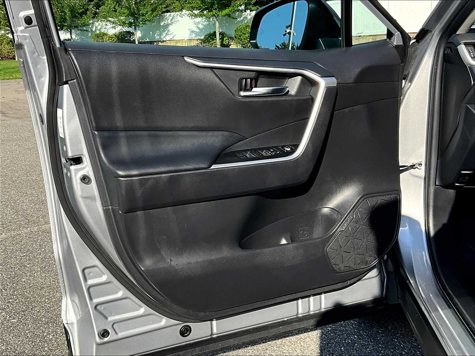 2024 Toyota RAV4 XLE photo 3