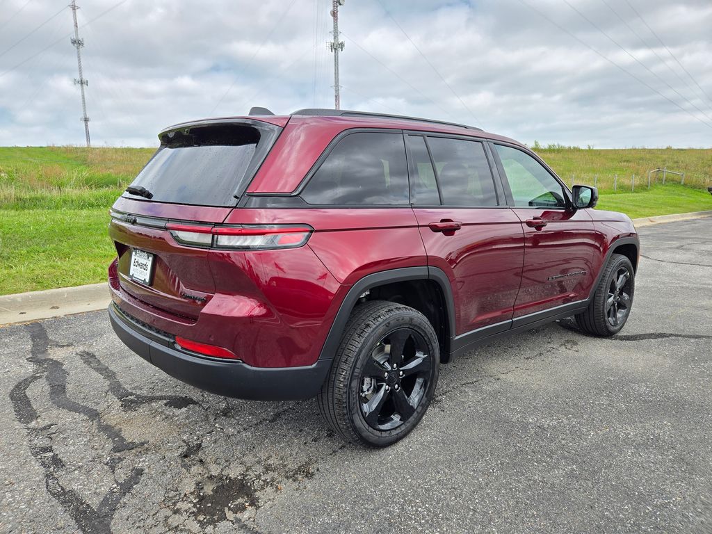 2025 Jeep Grand Cherokee Limited photo 3