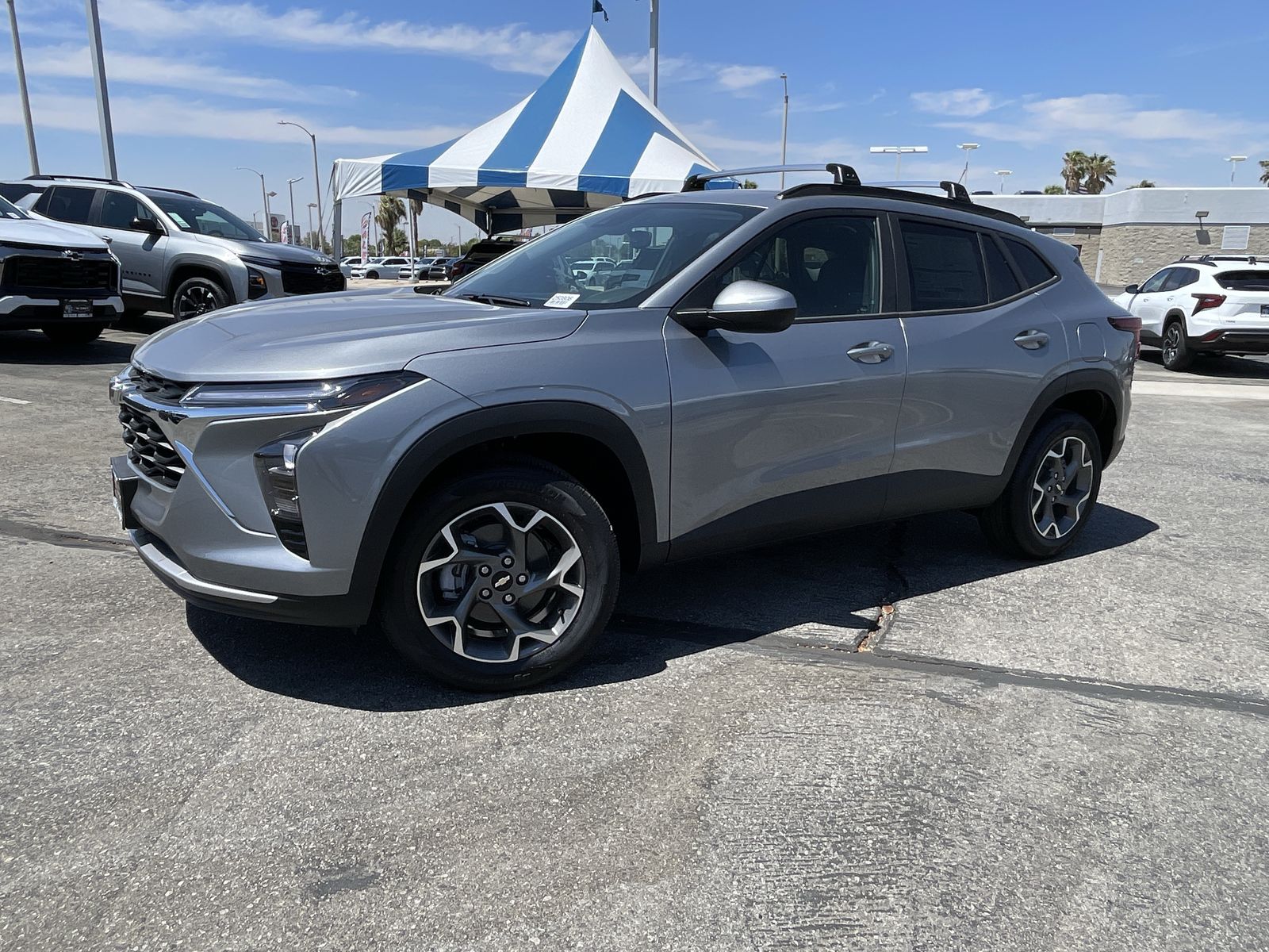 2025 Chevrolet Trax LT photo 2
