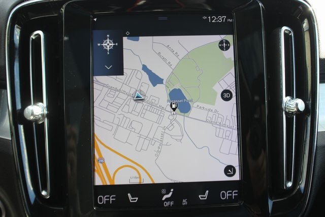 2019 Volvo XC40 Momentum photo 3