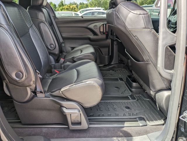 2025 Toyota Sienna Woodland Edition photo 27