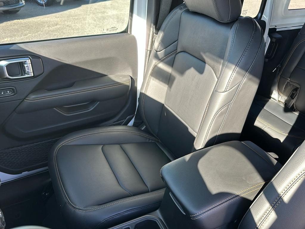 2025 Jeep Wrangler Sahara photo 24