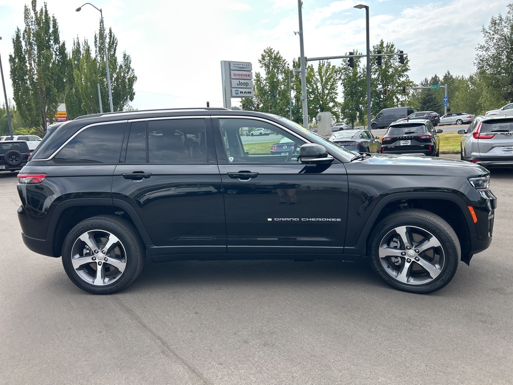 2023 Jeep Cherokee Base photo 8