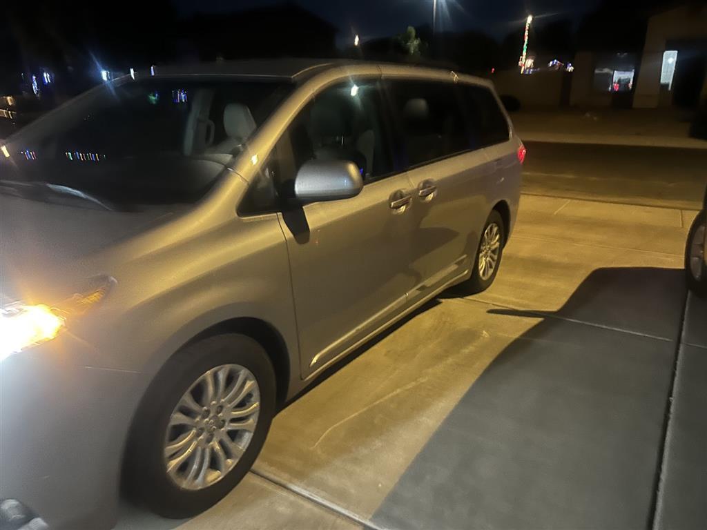 2017 Toyota Sienna XLE's photo