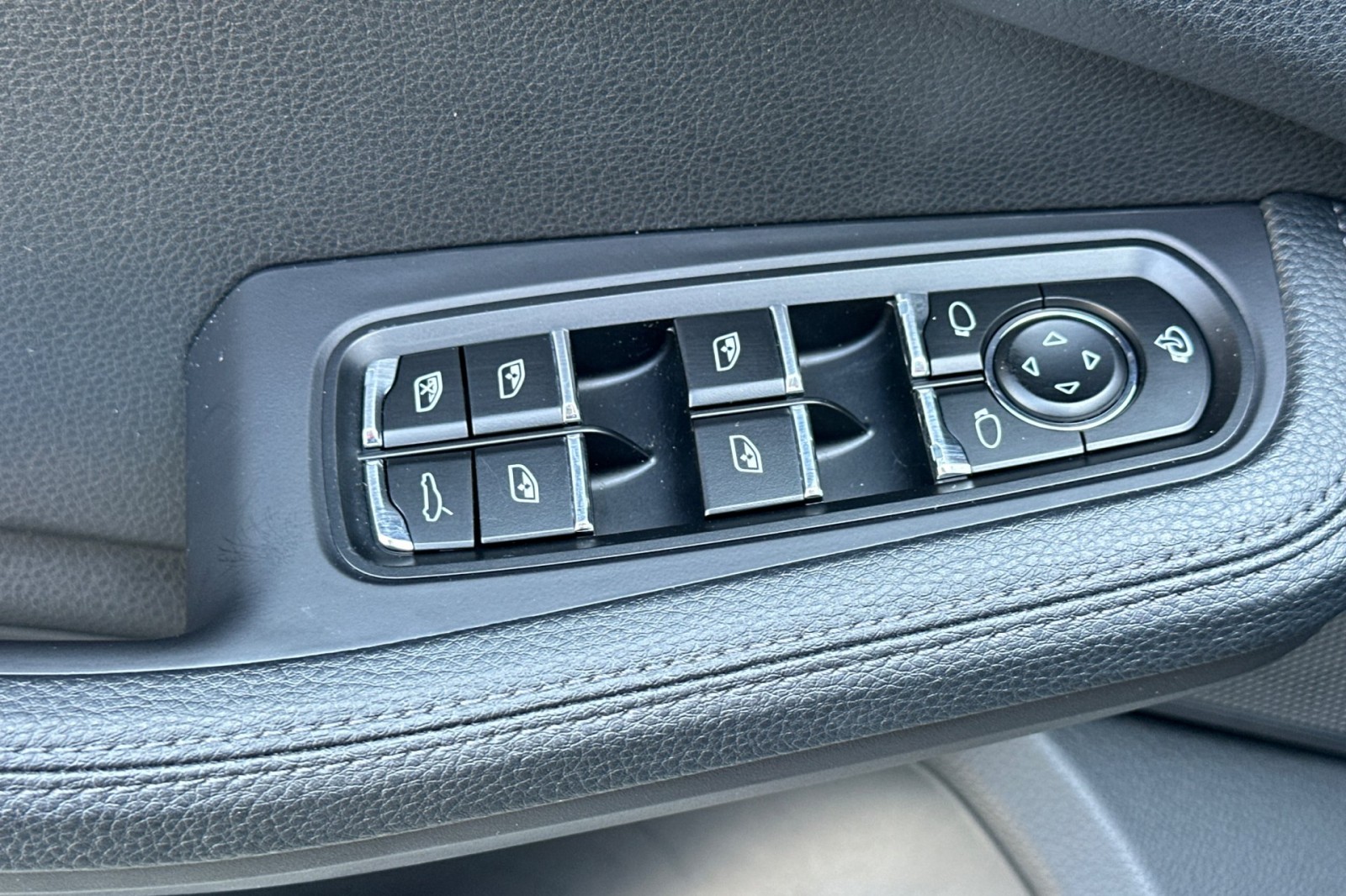 2023 Porsche Macan T photo 13