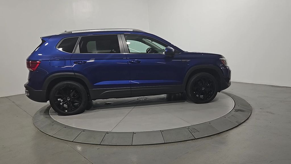 2024 Volkswagen Taos SE photo 3