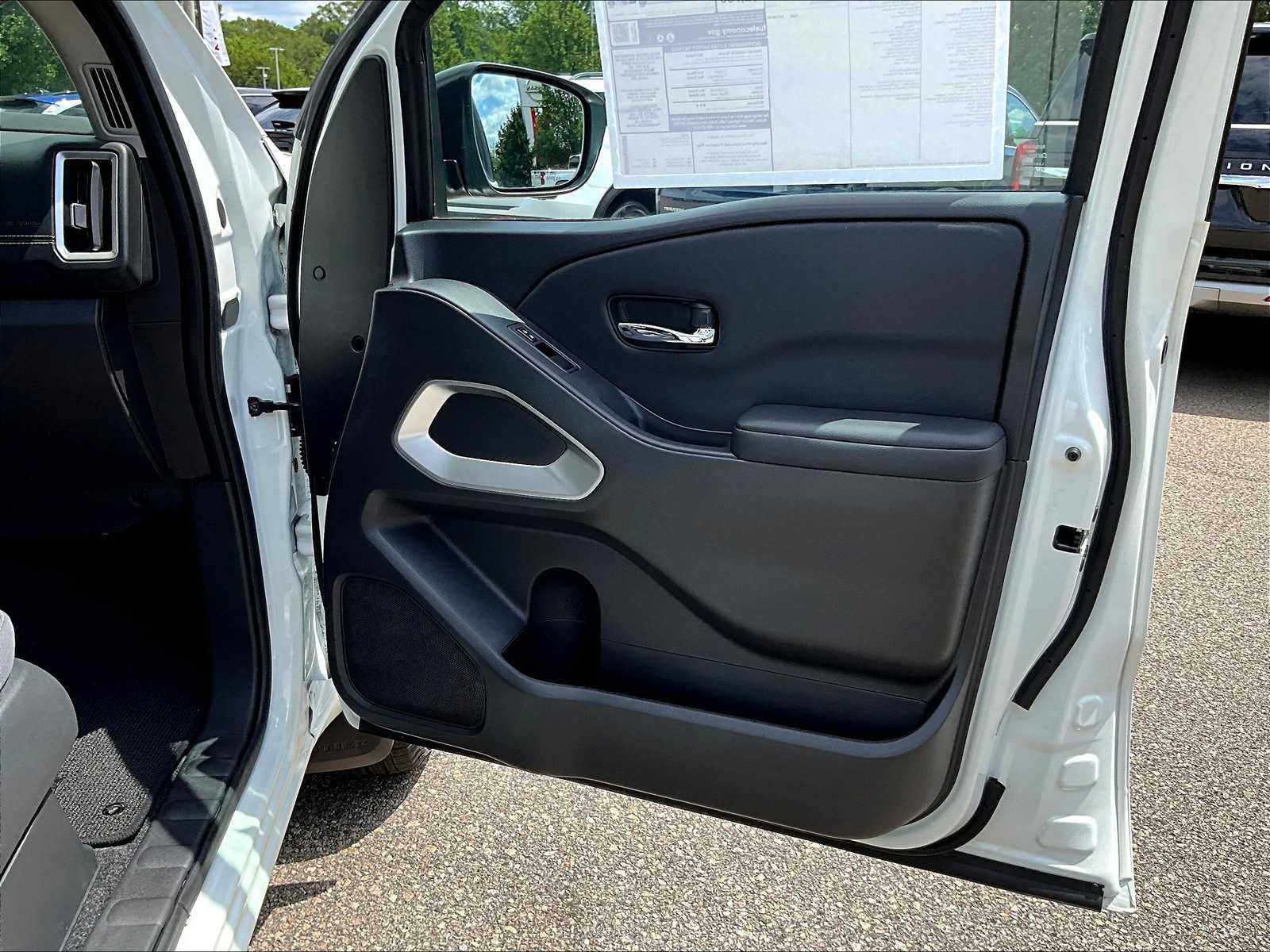 2025 Nissan Frontier SV photo 12