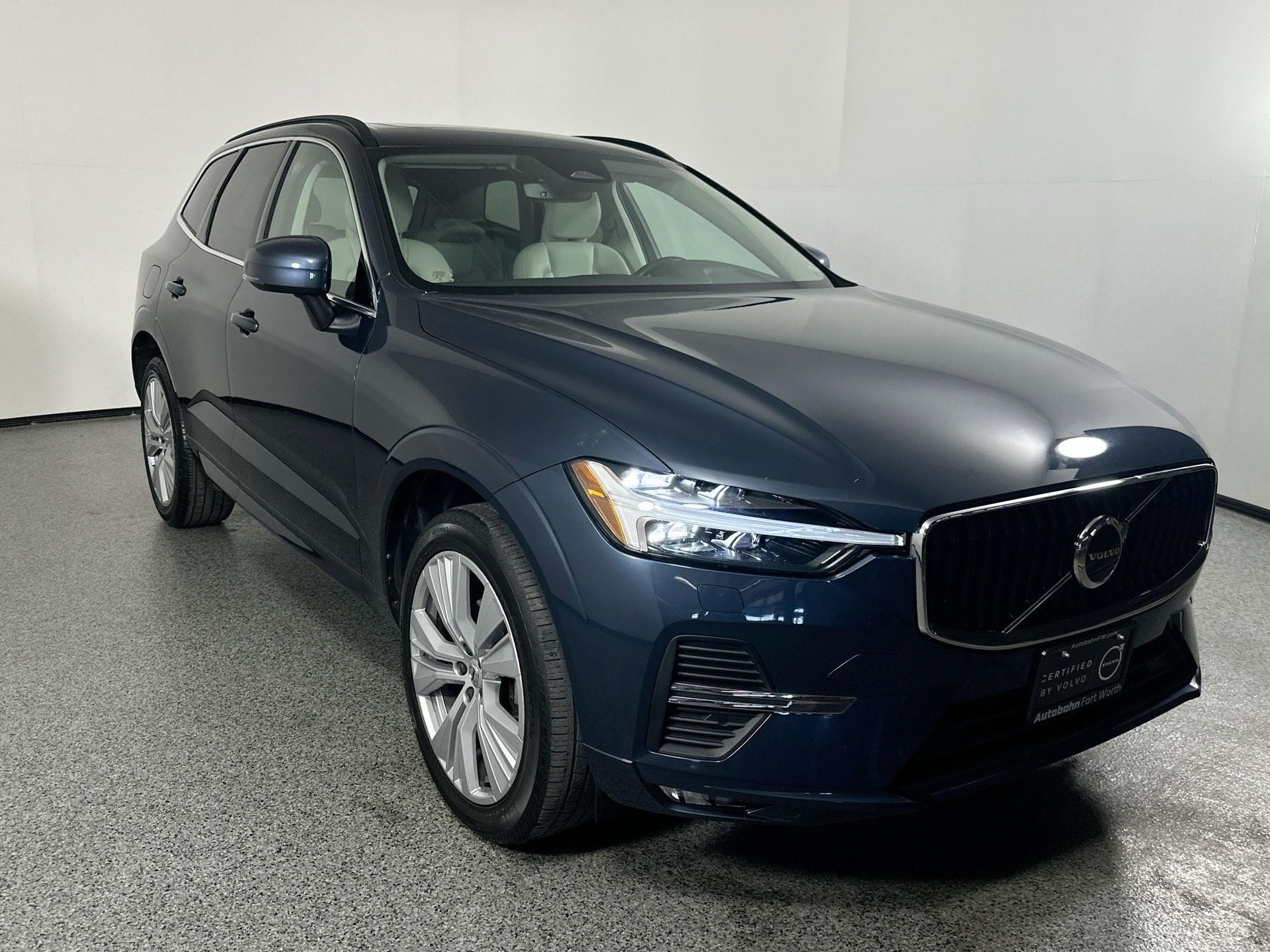2022 Volvo XC60 Momentum photo 3